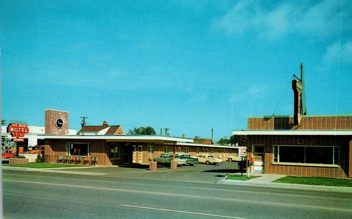 Mt. Zion Motel - Old Postcard View (newer photo)